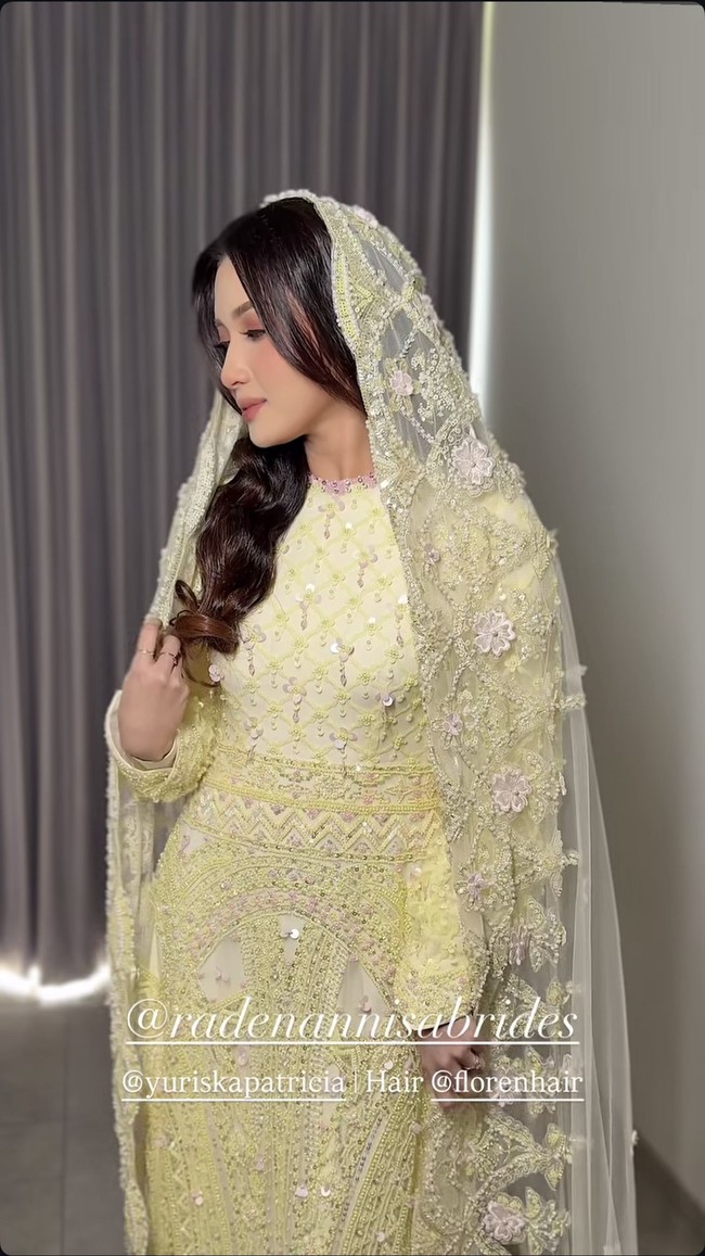 Di acara pengajian, Yuriska memilih mengenakan dress panjang warna kuning pastel. Dress tersebut tampak elegan dipenuhi payet senada. Penampilannya juga semakin anggun dengan kerudung panjang menerawang yang juga dihiasi payet senada dengan busananya. Foto: Instagram/@yuriskapatricia