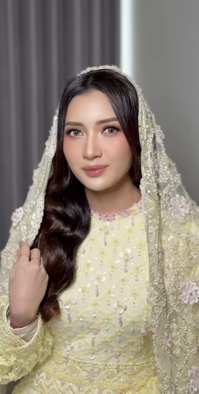 Rambut Yuriska dibiarkan terura dengan model wavy. Sementara riasannya terlihat soft dengan blush on pink serta lipstik nude pink.&nbsp;Foto: Instagram/@yuriskapatricia