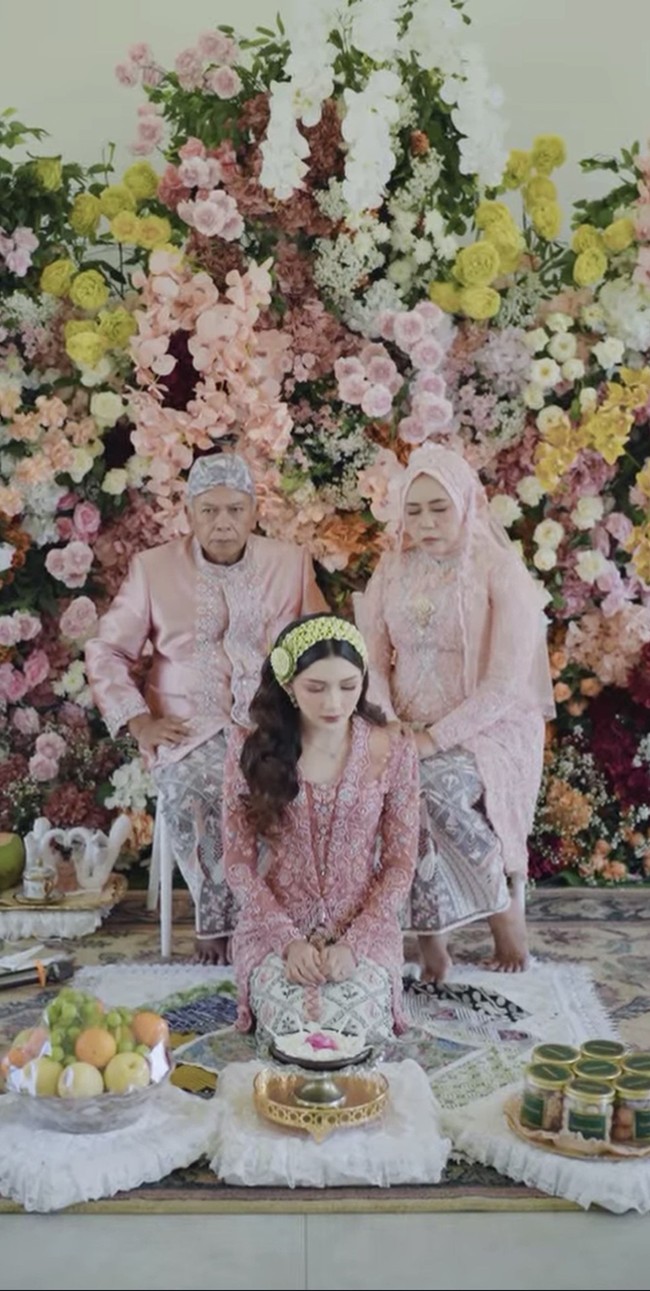 Yuriska kemudian berganti mengenakan kebaya pink pastel di prosesi siraman. Rambut panjangnya tertata rapi dengan bandana ronce melati.&nbsp;Foto: Instagram/@bumitarate