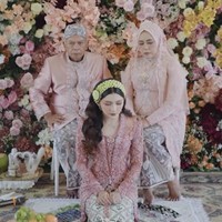 Yuriska kemudian berganti mengenakan kebaya pink pastel di prosesi siraman. Rambut panjangnya tertata rapi dengan bandana ronce melati.&nbsp;Foto: Instagram/@bumitarate