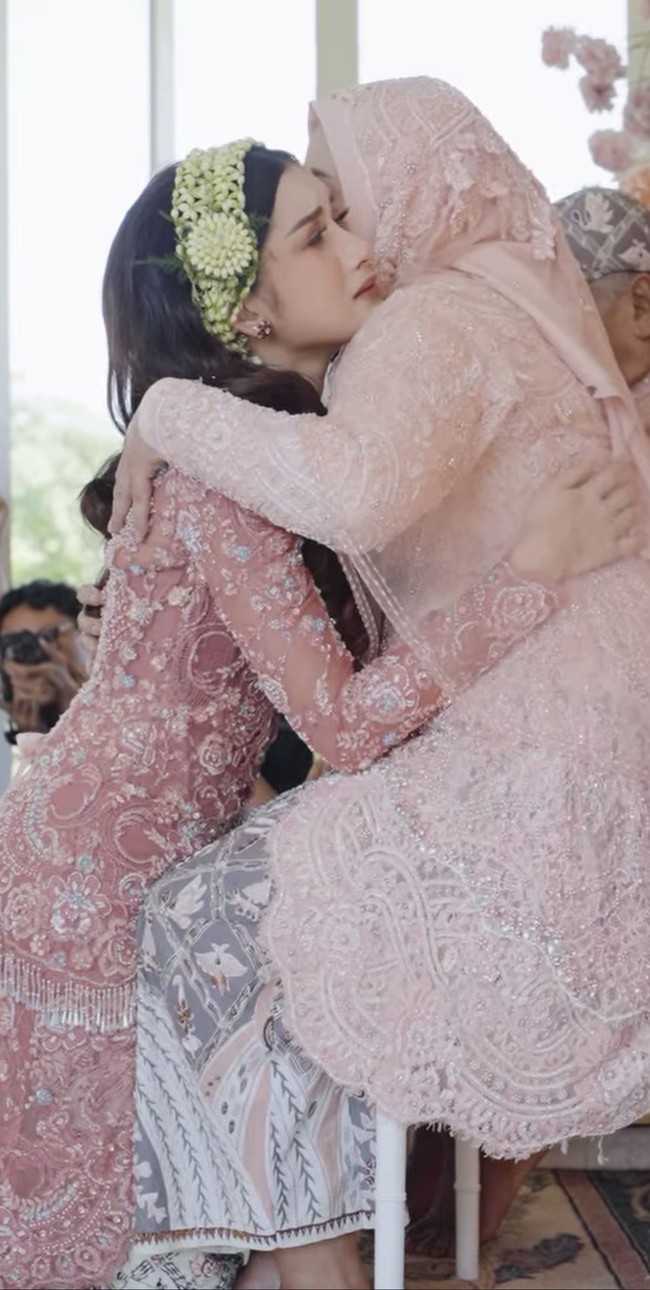Momen sungkeman kepada orangtua berlangsung haru. Yuriska tampak berlutut dan meminta izin kepada kedua orangtuanya. Terlihat sang mama juga mengenakan kebaya pink senada dengan Yuriska.&nbsp;Foto: Instagram/@bumitarate