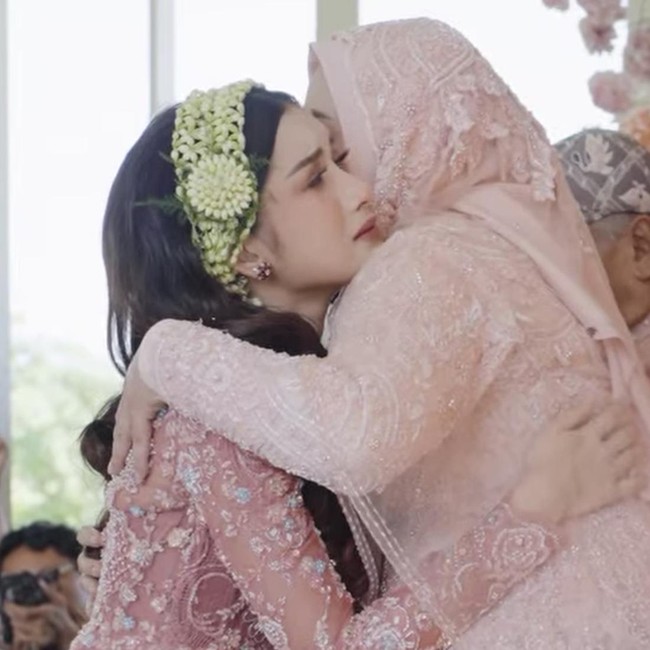 Foto Pengajian-Siraman Yuriska Patricia, Calon Istri Asnawi Anggun Berkebaya