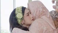 Foto Pengajian-Siraman Yuriska Patricia, Calon Istri Asnawi Anggun Berkebaya