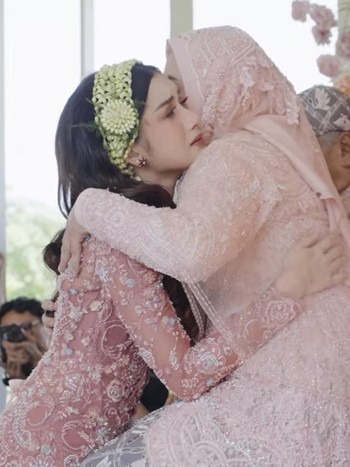 Foto Pengajian-Siraman Yuriska Patricia, Calon Istri Asnawi Anggun Berkebaya