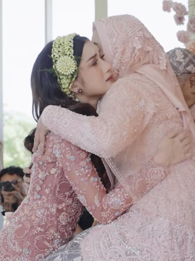 Foto Pengajian-Siraman Yuriska Patricia, Calon Istri Asnawi Anggun Berkebaya