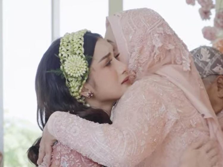 Foto Pengajian-Siraman Yuriska Patricia, Calon Istri Asnawi Anggun Berkebaya