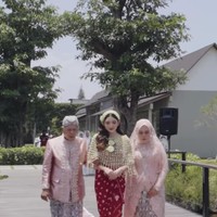 Untuk prosesi siraman, Yuriska kembali beerganti pakaian dengan mengenakan kain lilit jumputan berwarna merah. Penampilannya juga ssemakin lengkap dengan cape ronce melati.&nbsp;Foto: Instagram/@bumitarate