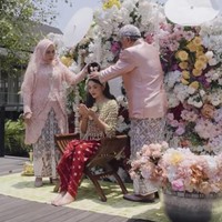 Terlihat kedua orangtua Yuriska bersama-sama menyiram putrinya dengan air khusus yang diambil dari 7 sumber mata air berbeda.&nbsp;Foto: Instagram/@bumitarate