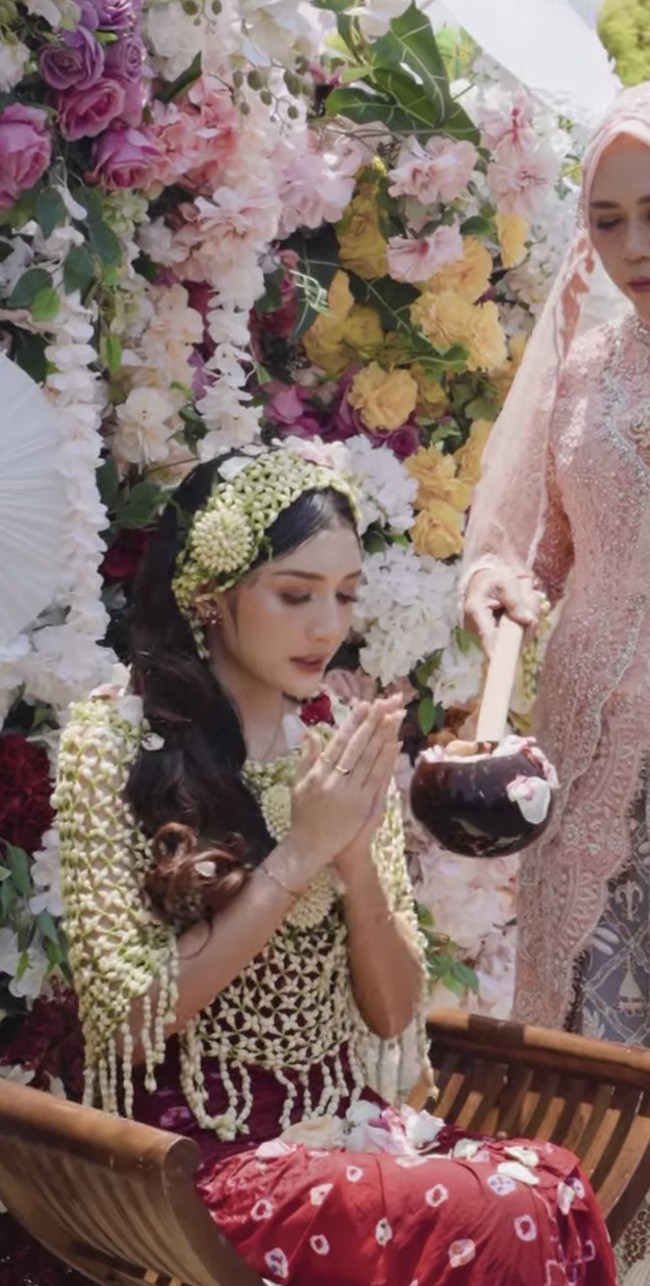 Jelang hari bahagia, pesona calon manten terlihat makin terpancar di diri Yuriska. Meski belum mengumumkan secara resmi tanggalnya, namun tampaknya pernikahan Yuriska dan Asnawi kini tinggal menghitung hari.&nbsp;Foto: Instagram/@bumitarate