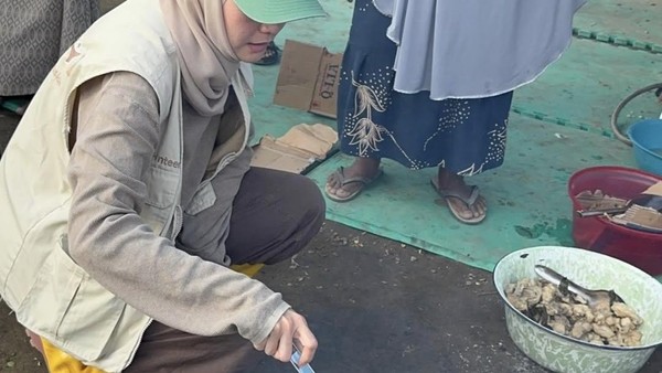 Potret Zaskia Adya Mecca Makan di Masjidil Aqsa dan Masak di Pengungsian