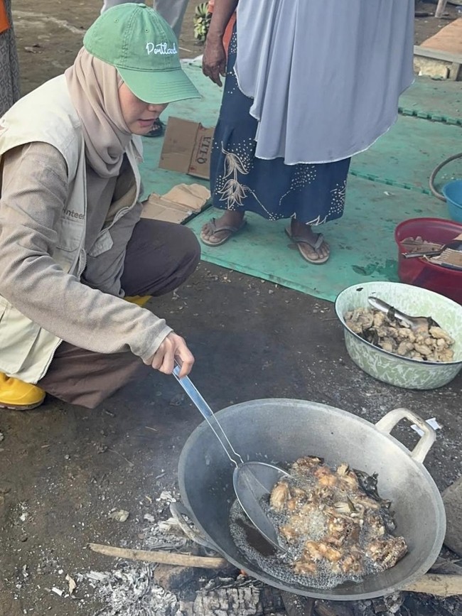Potret Zaskia Adya Mecca Makan di Masjidil Aqsa dan Masak di Pengungsian