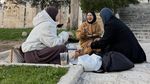 Potret Zaskia Adya Mecca Makan di Masjidil Aqsa dan Masak di Pengungsian
