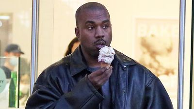 8 Potret Kanye West Makan Enak, Doyan Burger hingga Milkshake Jumbo