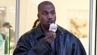 8 Potret Kanye West Makan Enak, Doyan Burger hingga Milkshake Jumbo
