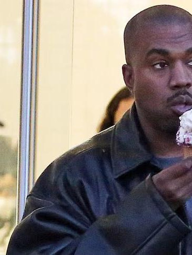 8 Potret Kanye West Makan Enak, Doyan Burger hingga Milkshake Jumbo