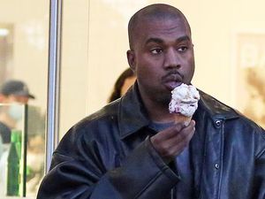 8 Potret Kanye West Makan Enak, Doyan Burger hingga Milkshake Jumbo