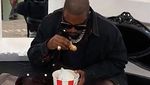 8 Potret Kanye West Makan Enak, Doyan Burger hingga Milkshake Jumbo