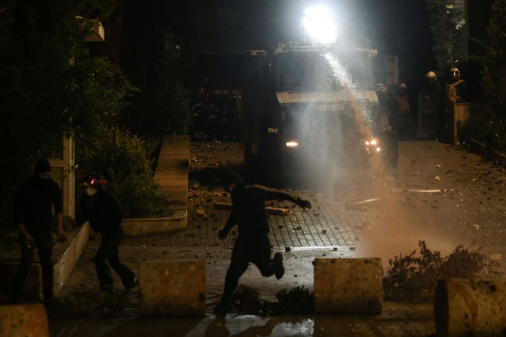 Polisi menggunakan meriam air di tengah protes anti-pemerintah oleh mahasiswa, di Tirana, Albania, 22 Oktober 2026. REUTERS/Florion Goga
