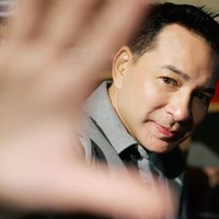 Saat Ari Wibowo Coba Foto ala Gen Z, Netizen Puji Gantengnya Awet