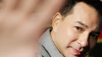 Saat Ari Wibowo Coba Foto ala Gen Z, Netizen Puji Gantengnya Awet