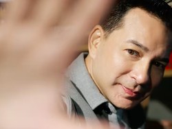 Saat Ari Wibowo Coba Foto ala Gen Z, Netizen Puji Gantengnya Awet