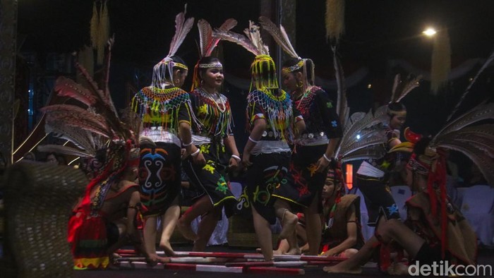 Atraksi bambu Dayak Tahol di Irau Malinau.