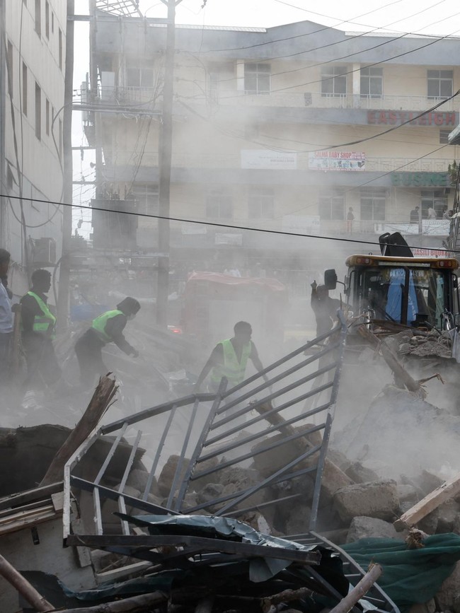 Bangunan 12 Lantai Ambruk di Nairobi, Petugas Cari Korban di Reruntuhan