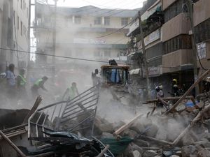 Bangunan 12 Lantai Ambruk di Nairobi, Petugas Cari Korban di Reruntuhan