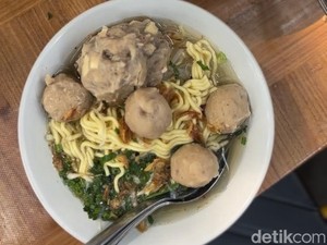 Warga Bandung Merapat! Ada Baso Iga Unik, Tulangnya Dibungkus Adonan Bakso