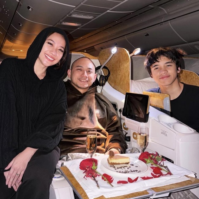 BCL Asyik Rayakan Ultah Suami di Pesawat hingga Makan di London