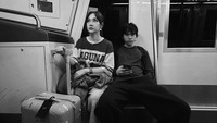 Bunga Citra Lestari naik kereta di Singapura. Ia dipotret duduk bareng anaknya. (Foto: dok Instagram itsmebcl)