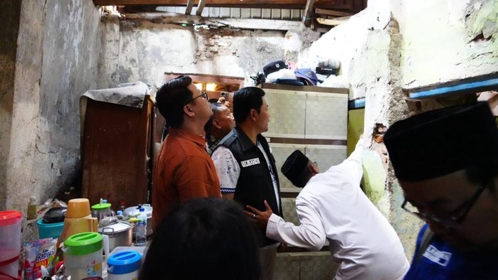 Bupati Subandi menyapa warga yang rumahnya direhabilitasi dan diberi bantuan kursi roda.