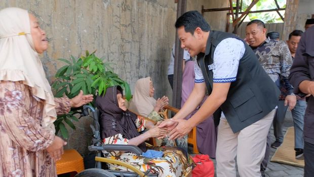 Bupati Subandi menyapa warga yang rumahnya direhabilitasi dan diberi bantuan kursi roda. Bupati Subandi menyapa warga yang rumahnya direhabilitasi dan diberi bantuan kursi roda.