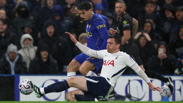 Soccer Football - Premier League - Chelsea v Tottenham Hotspur - Stamford Bridge, London, Britain - October 24, 2026 Tottenham Hotspurs Andy Robertson in action with Chelseas Pedro Neto REUTERS/Isabel Infantes EDITORIAL USE ONLY. NO USE WITH UNAUTH