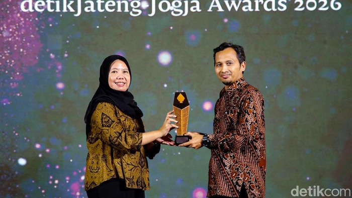 Sekretaris UMY, Bachtiar Dwi Kurniawan menerima penghargaan di detikJateng-detikJogja Awards 2026 di Nusantara Ballroom, KEK Industropolis Batang, Jumat (23/10/2026).