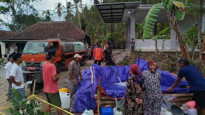 Distribusi bantuan krisis air bersih di 15 Desa Kabupaten Malang.