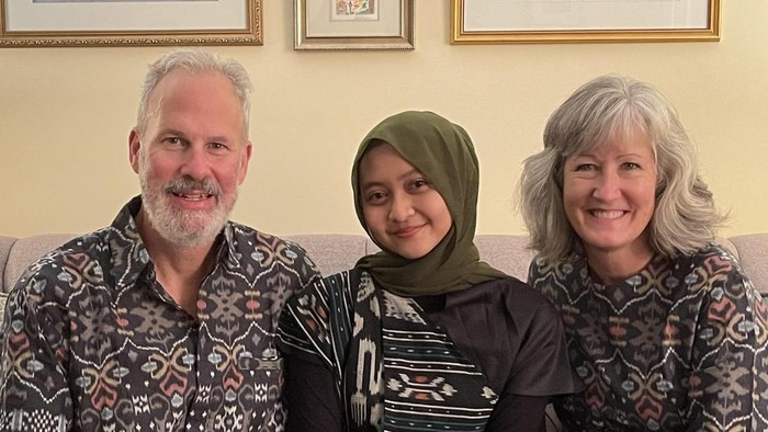 Fidelma Zahria Saputri bersama keluarga angkatnya saat mengikuti pertukaran pelajar di AS pada 2021 lalu