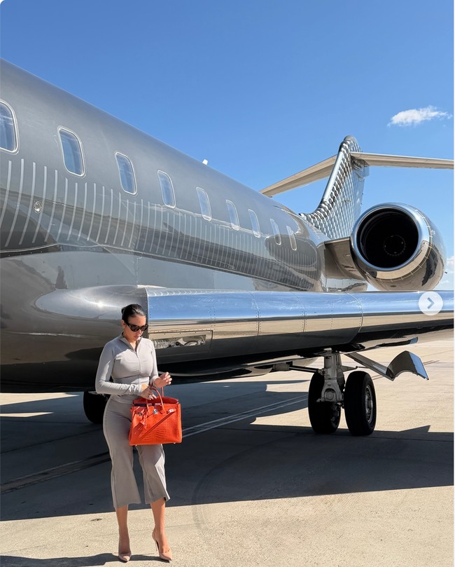 Seperti terlihat baru-baru in,i Georgina Rodriguez menenteng salah satu tas Hermes miliknya yang seharga rumah. Berpose sebelum naik pesawat jet pribadi, Georgina menenteng tas Hermes Birkin Croco yang harganya lebih dari Rp 800 juta. Foto: Dok. Instagram Georgina Rodriguez