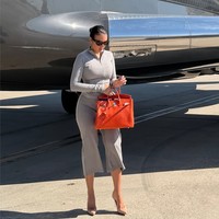 Seperti terlihat baru-baru in,i Georgina Rodriguez menenteng salah satu tas Hermes miliknya yang seharga rumah. Berpose sebelum naik pesawat jet pribadi, Georgina menenteng tas Hermes Birkin Croco yang harganya lebih dari Rp 800 juta. Foto: Dok. Instagram Georgina Rodriguez