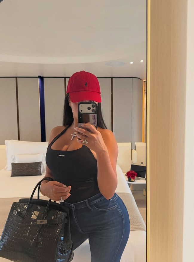 Pada momen lainnya bintang serial dokumenter I Am Georgina itu terlihat menenteng tas Hermès Birkin Crocodile dalam warna hitam yang harganya bisa mencapai Rp 800 juta sampai lebih dari Rp 1 miliar. Foto: Dok. Instagram Georgina Rodriguez