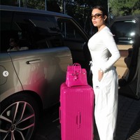 Masih dengan seri tas Hermes Birkin Crocodile, kali ini wanita 32 tahun itu tampak berpose memamerkan tas seri tersebut dalam warna fuchsia yang matching dengan kopernya.vFoto: Dok. Instagram Georgina Rodriguez