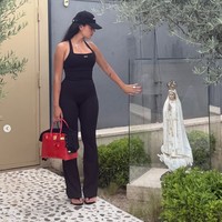 Georgina Rodriguez punya banyak warna seri tas Hermes Birkin Crocodile. Selain warna oranye yang ditentengnya saat naik jet pribadi, dia juga pernah terlihat membawa tas serupa dalam warna merah.  Foto: Dok. Instagram Georgina Rodriguez