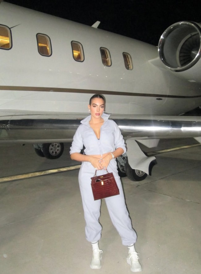 Berpose sebelum naik pesawat jet pribadi, kali ini Georgina menenteng tas Hermes Kelly Shiny Crocodile yang harganya bisa mencapai Rp 800 juta hingga lebih dari Rp 1 miliar. Foto: Dok. Instagram Georgina Rodriguez