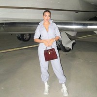 Berpose sebelum naik pesawat jet pribadi, kali ini Georgina menenteng tas Hermes Kelly Shiny Crocodile yang harganya bisa mencapai Rp 800 juta hingga lebih dari Rp 1 miliar. Foto: Dok. Instagram Georgina Rodriguez