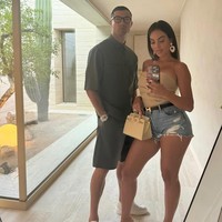 Ronaldo Berharta Rp 36 Triliun, Intip 8 Gaya Georgina Bawa Tas Seharga Rumah