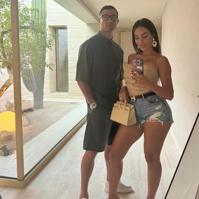 Ronaldo Berharta Rp 36 Triliun, Intip 8 Gaya Georgina Bawa Tas Seharga Rumah