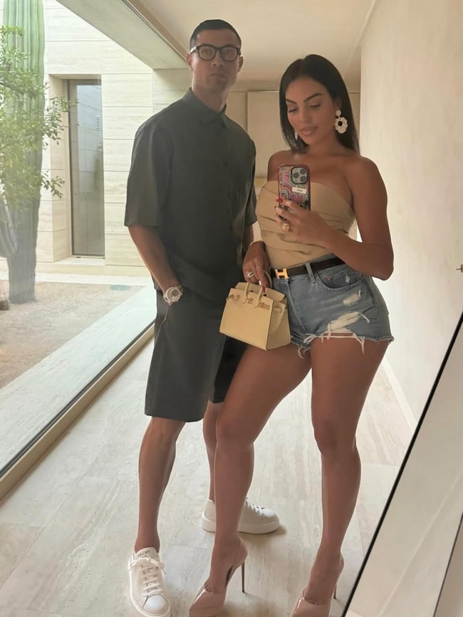 Ronaldo Berharta Rp 36 Triliun, Intip 8 Gaya Georgina Bawa Tas Seharga Rumah