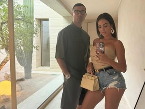 Ronaldo Berharta Rp 36 Triliun, Intip 8 Gaya Georgina Bawa Tas Seharga Rumah