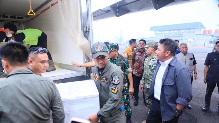 Gubernur Sumsel saat meninjau persiapan penyemaian dry ice di Palembang