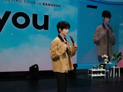 Aktor Korea Selatan Hwang In Youp berpose dalam rangkaian tur fanmeeting [To you] leg Bangkok, Thailand.